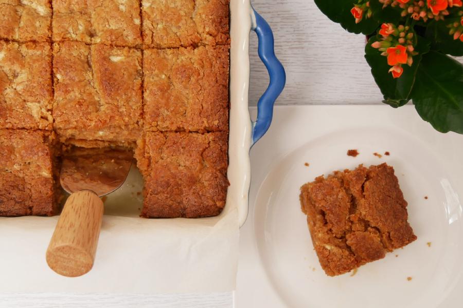 Blondies de manteiga de amendoim e chocolate branco