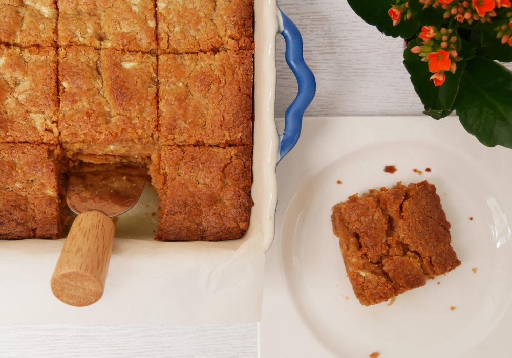Blondies de manteiga de amendoim e chocolate branco