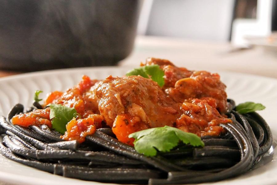 Bochechas de porco com linguini nero