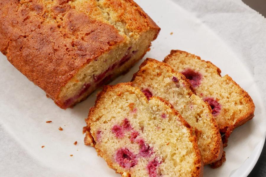 Bolo de chocolate branco e framboesas