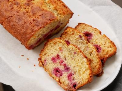 Bolo de chocolate branco e framboesas