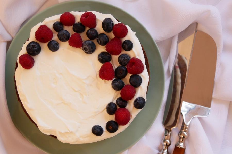Bolo de chocolate com chantilly e frutos vermelhos