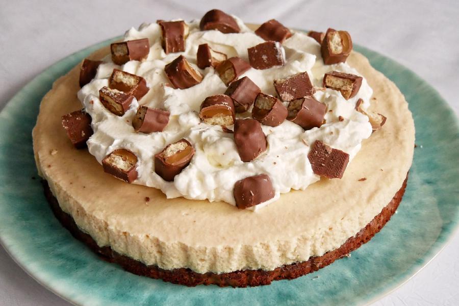 Bolo de chocolate com mousse de manteiga de amendoim