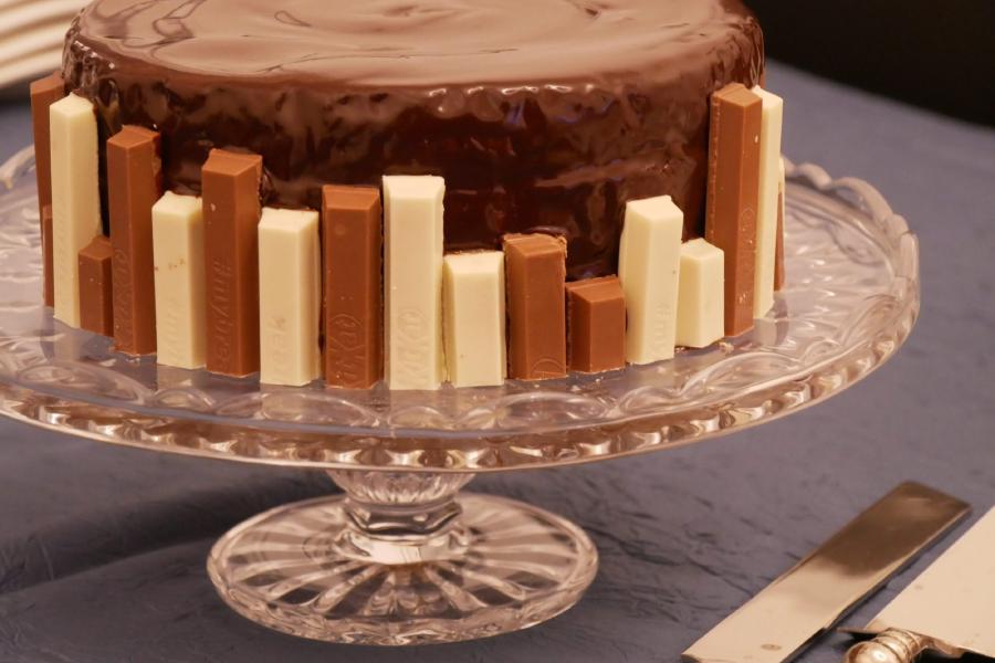 Bolo de manteiga e baunilha com recheio de chocolate