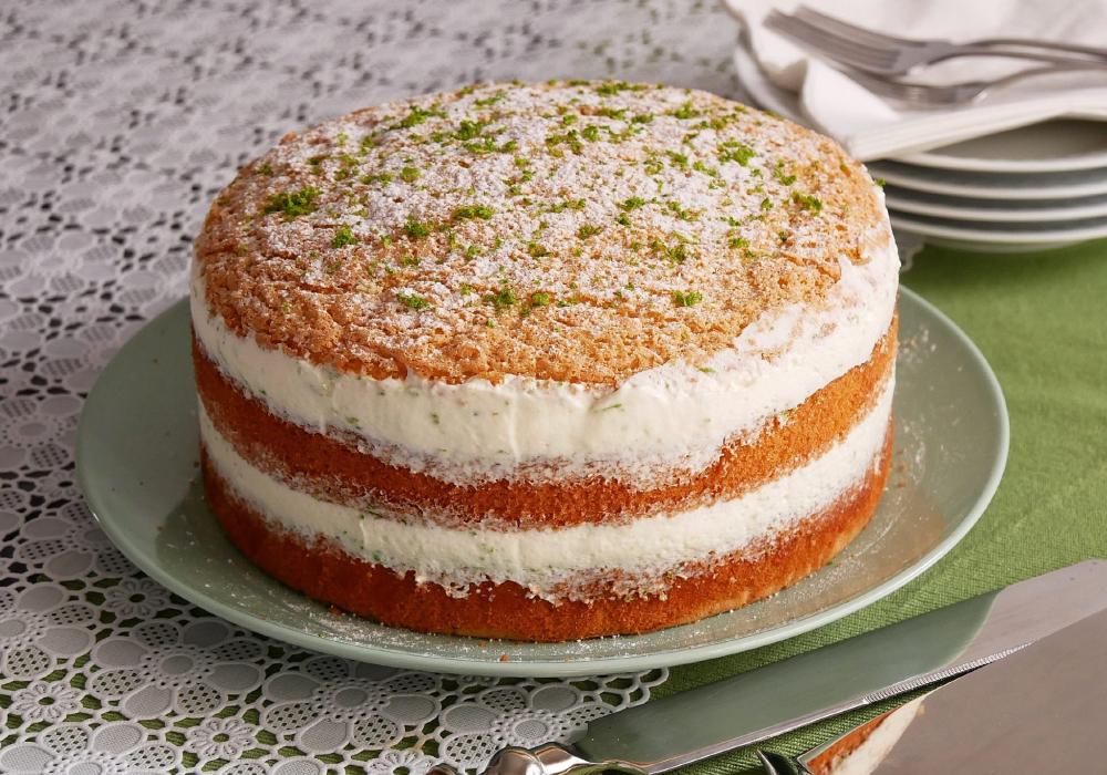 Bolo fresco com mousse de lima