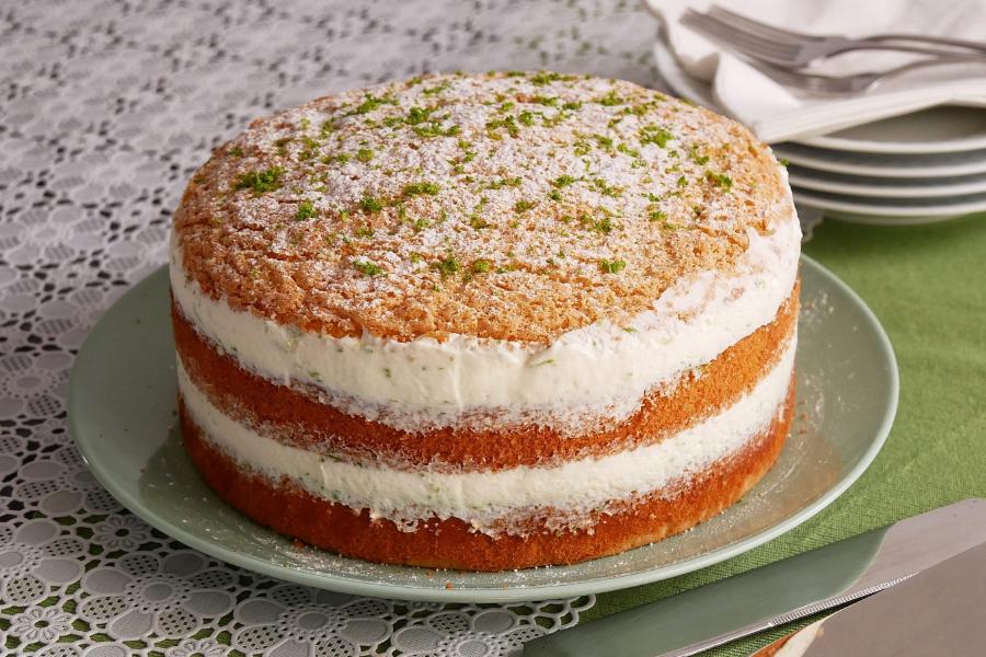 Bolo fresco com mousse de lima