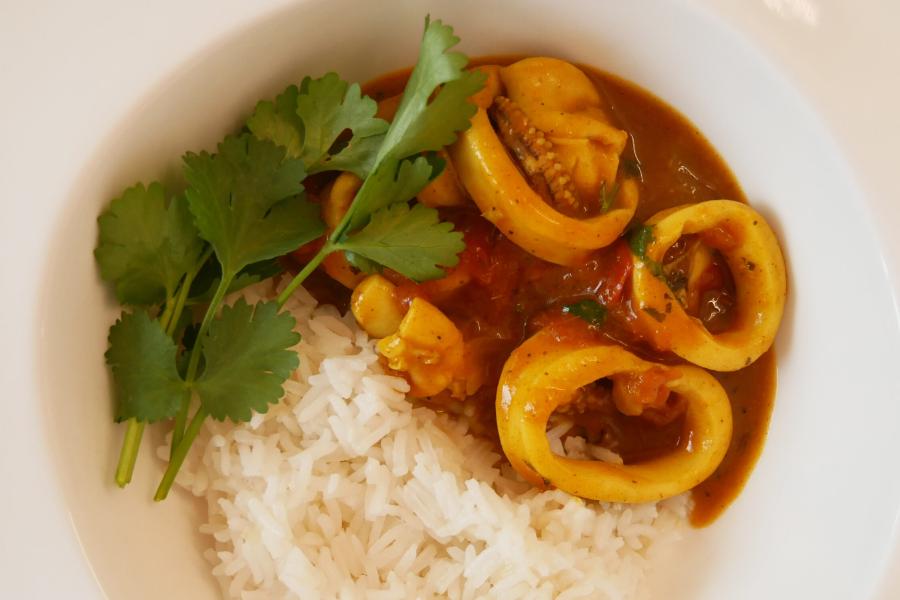 Caril de lulas com arroz basmati