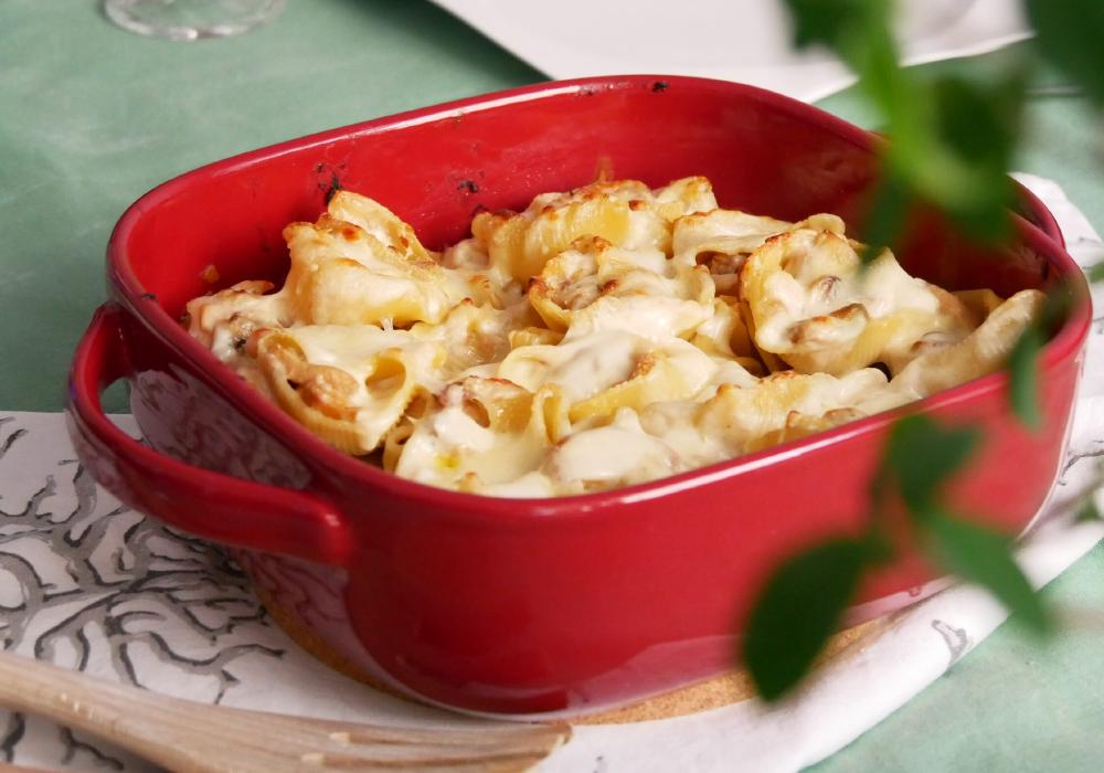 Conchas gratinadas com atum e cogumelos