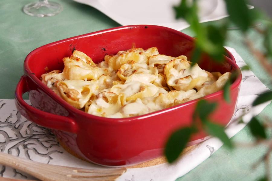 Conchas gratinadas com atum e cogumelos