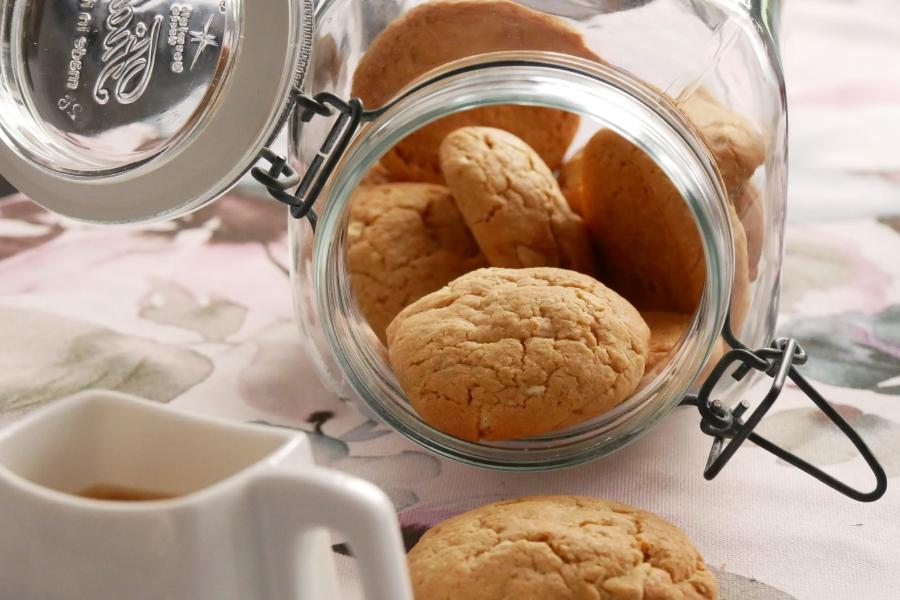Cookies de manteiga de amendoim e chocolate branco
