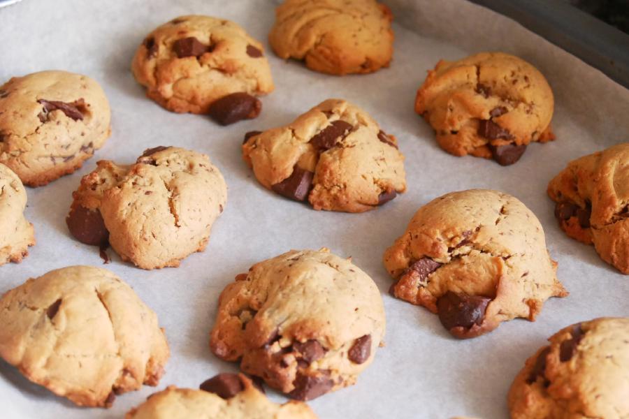 Cookies de manteiga de amendoim e chocolate preto
