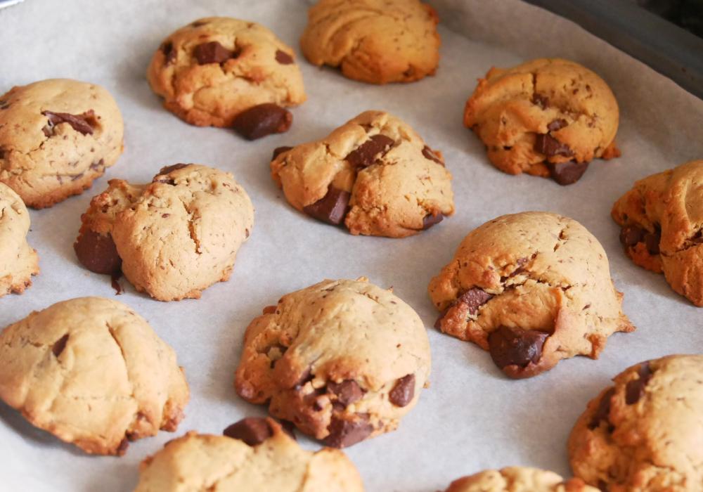 Cookies de manteiga de amendoim e chocolate preto
