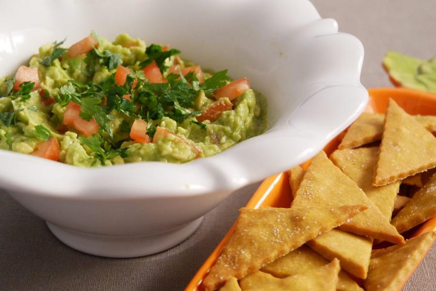 Guacamole com nachos de grão e açafrão