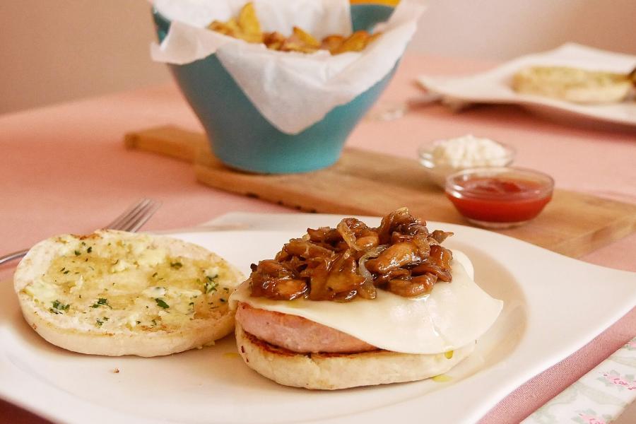 Hambúrguer de frango com cogumelos em bolo do caco