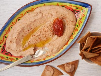 Hummús de feijão manteiga e tomate seco