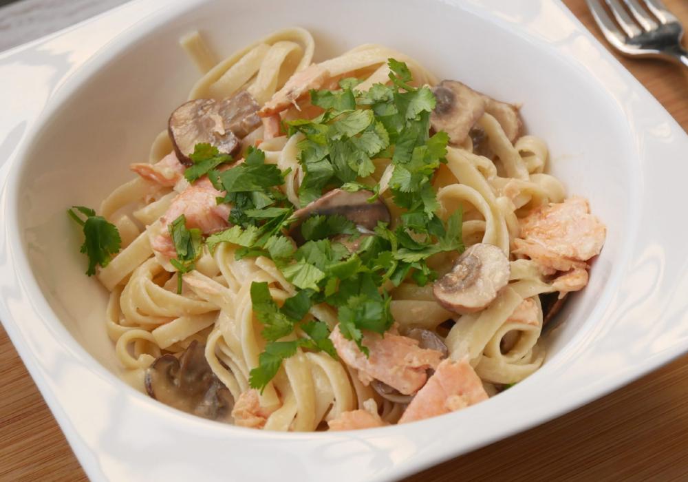 Linguine com salmão e cogumelos