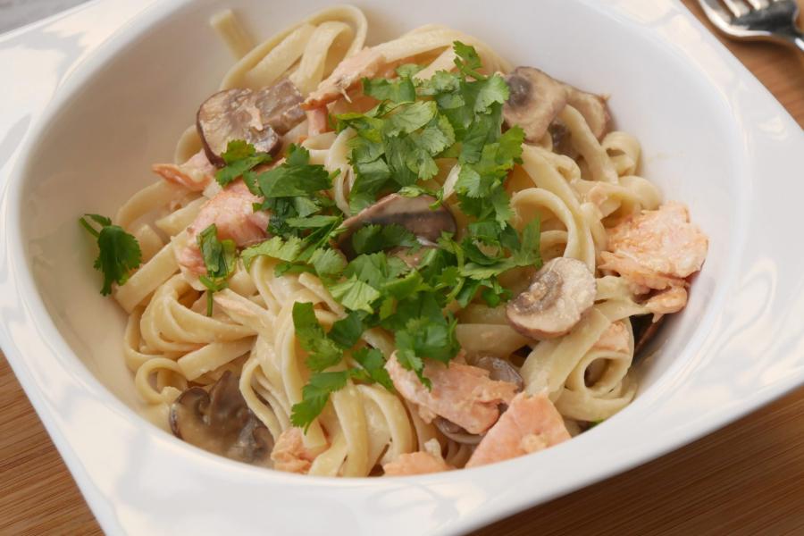 Linguine com salmão e cogumelos