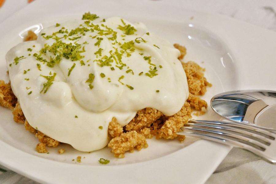 Mousse de lima em cama de bolacha Maria