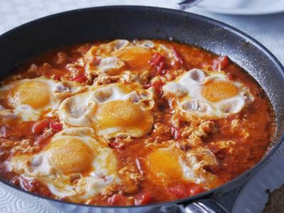 Ovos escalfados com tomate e bacon