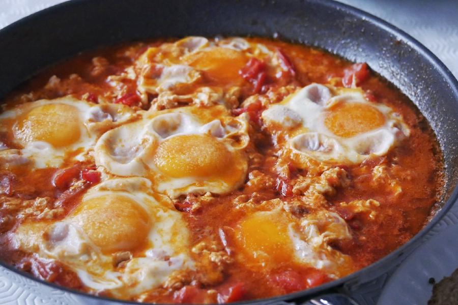 Ovos escalfados com tomate e bacon