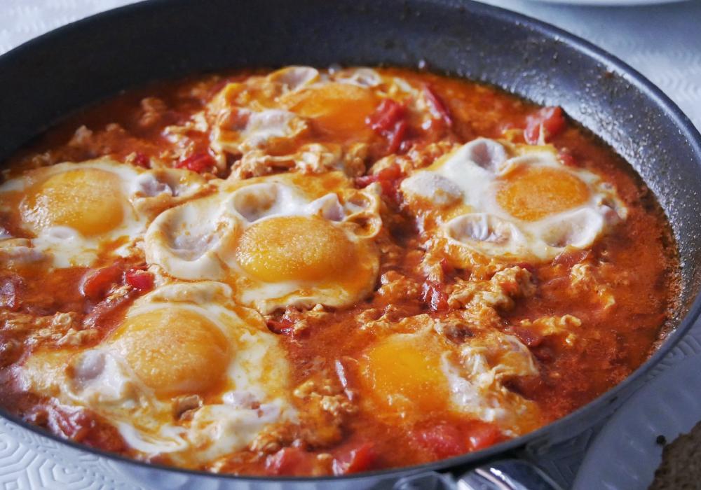 Ovos escalfados com tomate e bacon