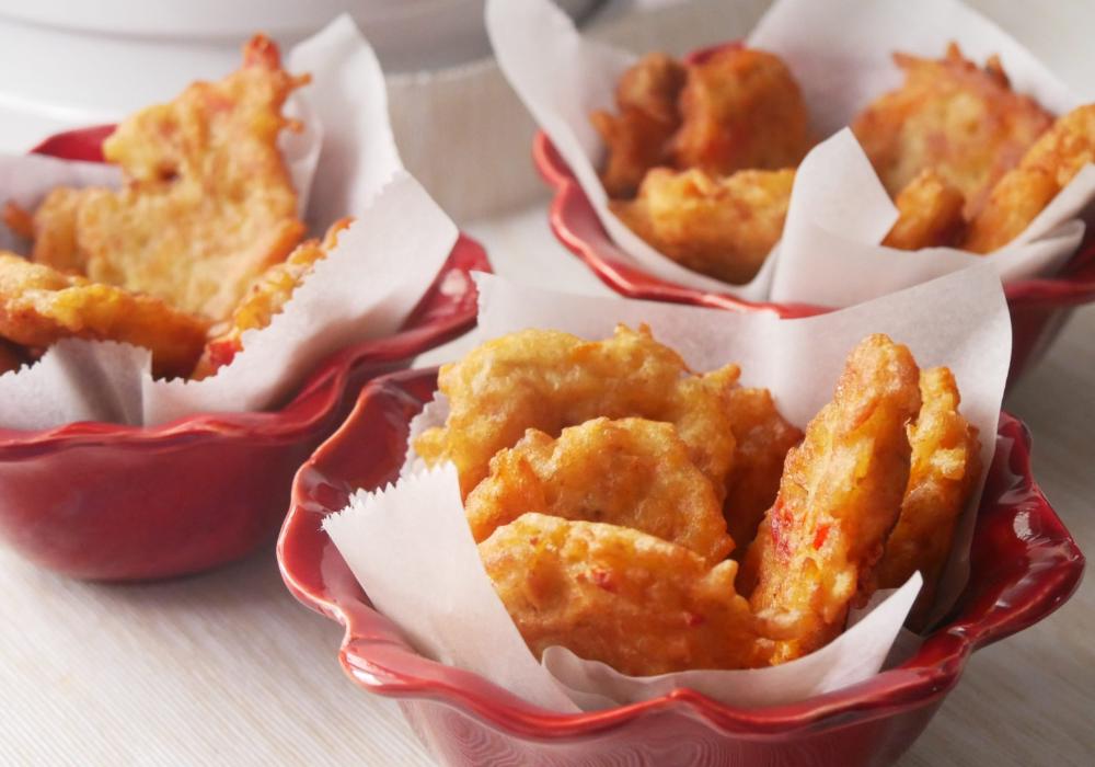 Pataniscas de atum com cenoura e batata palha