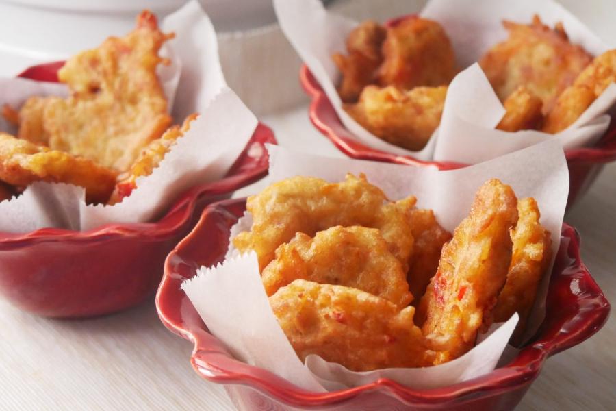 Pataniscas de atum com cenoura e batata palha