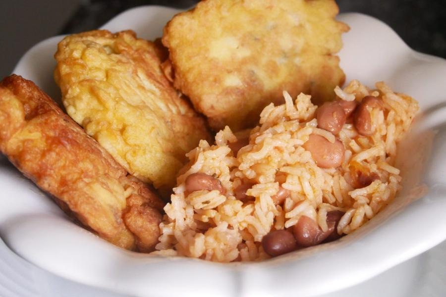 Pataniscas de bacalhau com arroz de feijão