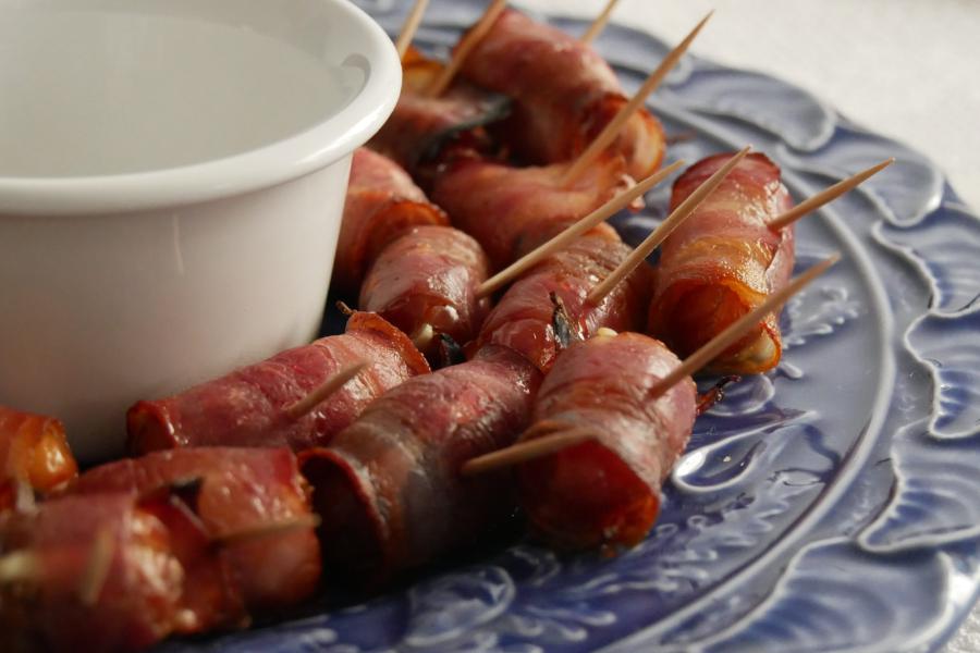 Rolinhos de tâmaras com bacon e queijo creme