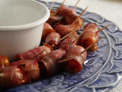 Rolinhos de tâmaras com bacon e queijo creme
