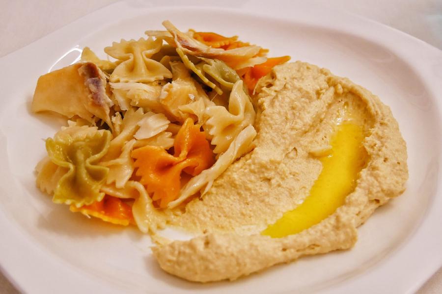 Salada morna de bacalhau com húmmus de grão