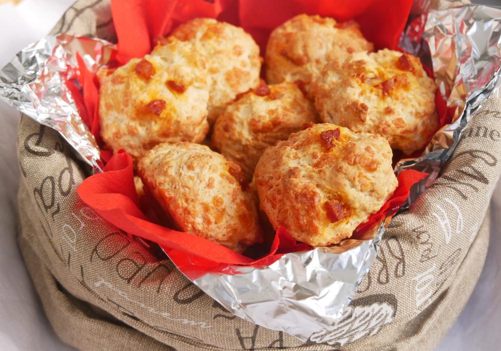 Scones de mozarela e linguiça