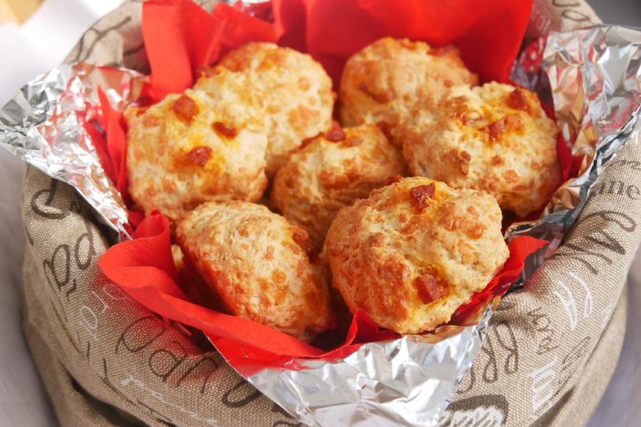 Scones de mozarela e linguiça