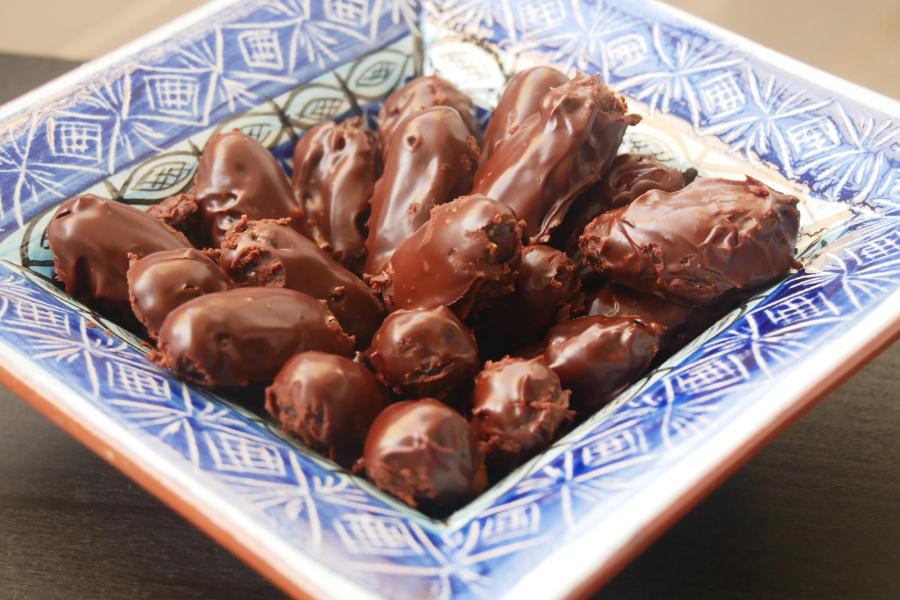 Tâmaras com manteiga de amendoim e chocolate