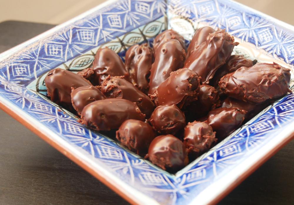 Tâmaras com manteiga de amendoim e chocolate