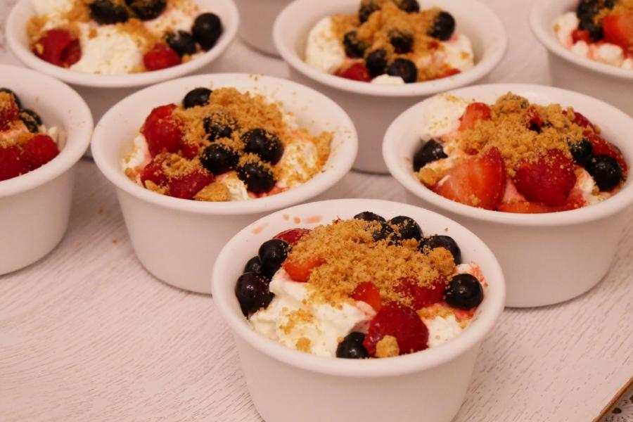 Taças de frutos vermelhos com bolacha e chantilly