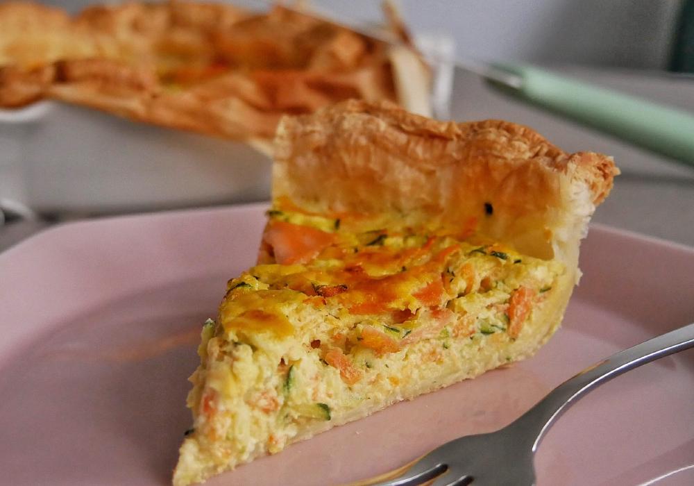 Tarte de salmão fumado, cenoura e courgette