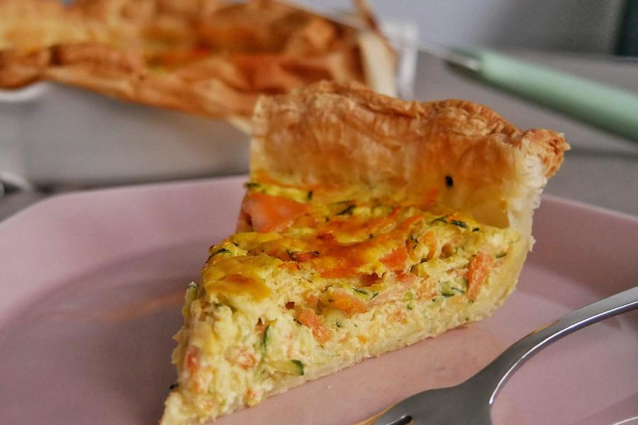 Tarte de salmão fumado, cenoura e courgette